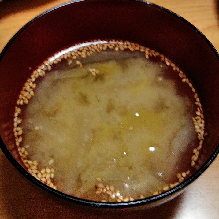 白菜と玉ねぎとごまの味噌汁